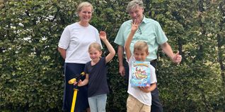 Leila und Rafael bekommen von Isabell Thiel (stellvertretende Konrektorin Oskar-Schwenk-Schule Waldenbuch) und Jürgen Schwab (Leiter Kreissparkassen-Filiale Waldenbuch) ihren Gewinn überreicht.