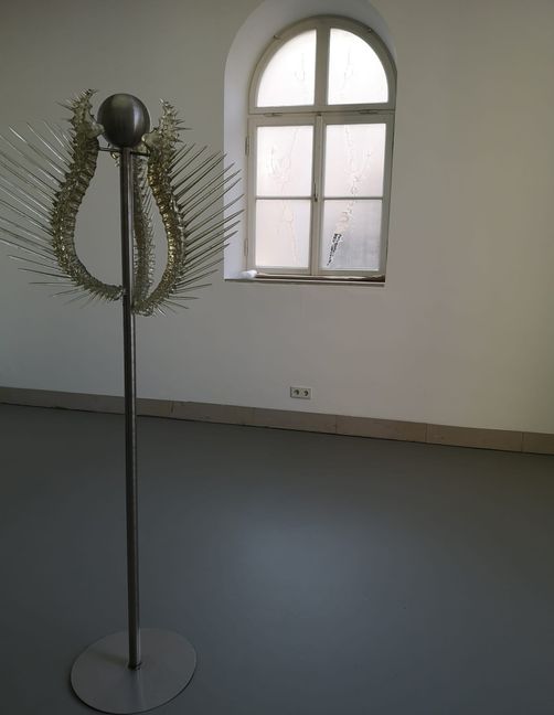 Eine Arbeit von Leon Simonis im Schaufenster junge Kunst der Galerie der Stadt Sindelfigen am Marktplatz.