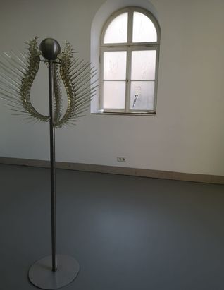 Eine Arbeit von Leon Simonis im Schaufenster junge Kunst der Galerie der Stadt Sindelfigen am Marktplatz.