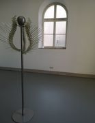 Eine Arbeit von Leon Simonis im Schaufenster junge Kunst der Galerie der Stadt Sindelfigen am Marktplatz.