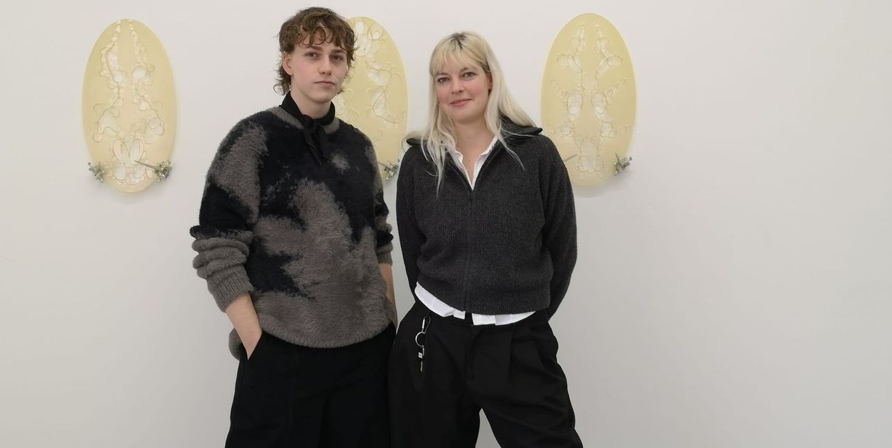 Künstler Leon Simonis und Kuratorin Marisa Zeising