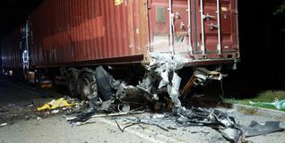Der Sportwagen krachte auf den abgestellten Lastwagen-Anhänger.