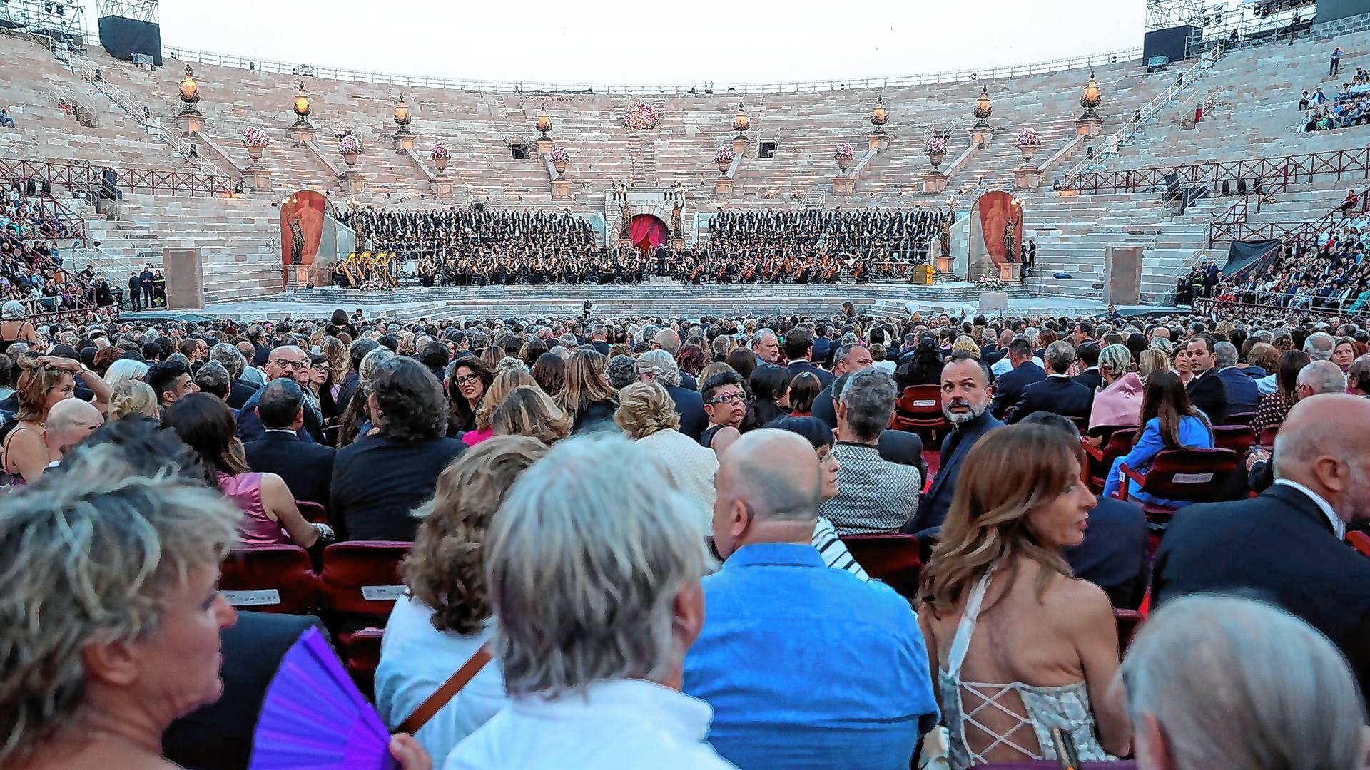 Menschen besuchen ein Galakonzert in der Arena von Verona, um die Anerkennung der italienischen Opernkunst durch die UNESCO zu feiern, in Verona, Italien.