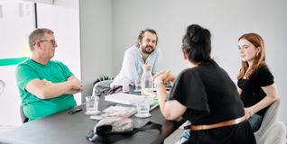 Der Bundestagsabgeordnete Tobias B. Bacherle (Zweiter von links) im  Gespräch mit Coralie Schneider (rechts) und ihren Eltern. Bild: z
