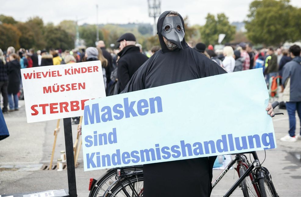 So genannte Querdenker dürfen in Mannheim und Bremen nicht demonstrieren. (Archivfoto einer Demonstration in Stuttgart)