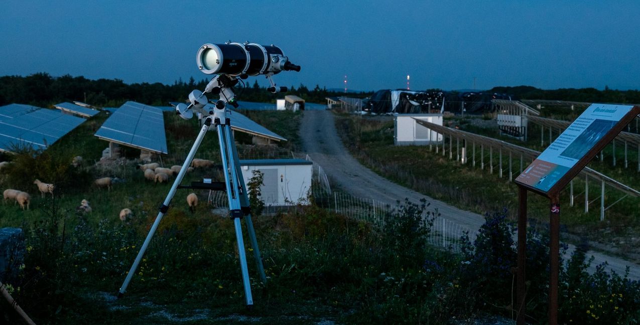 Beim Blick durchs Teleskop erschien der Mond ganz nah.