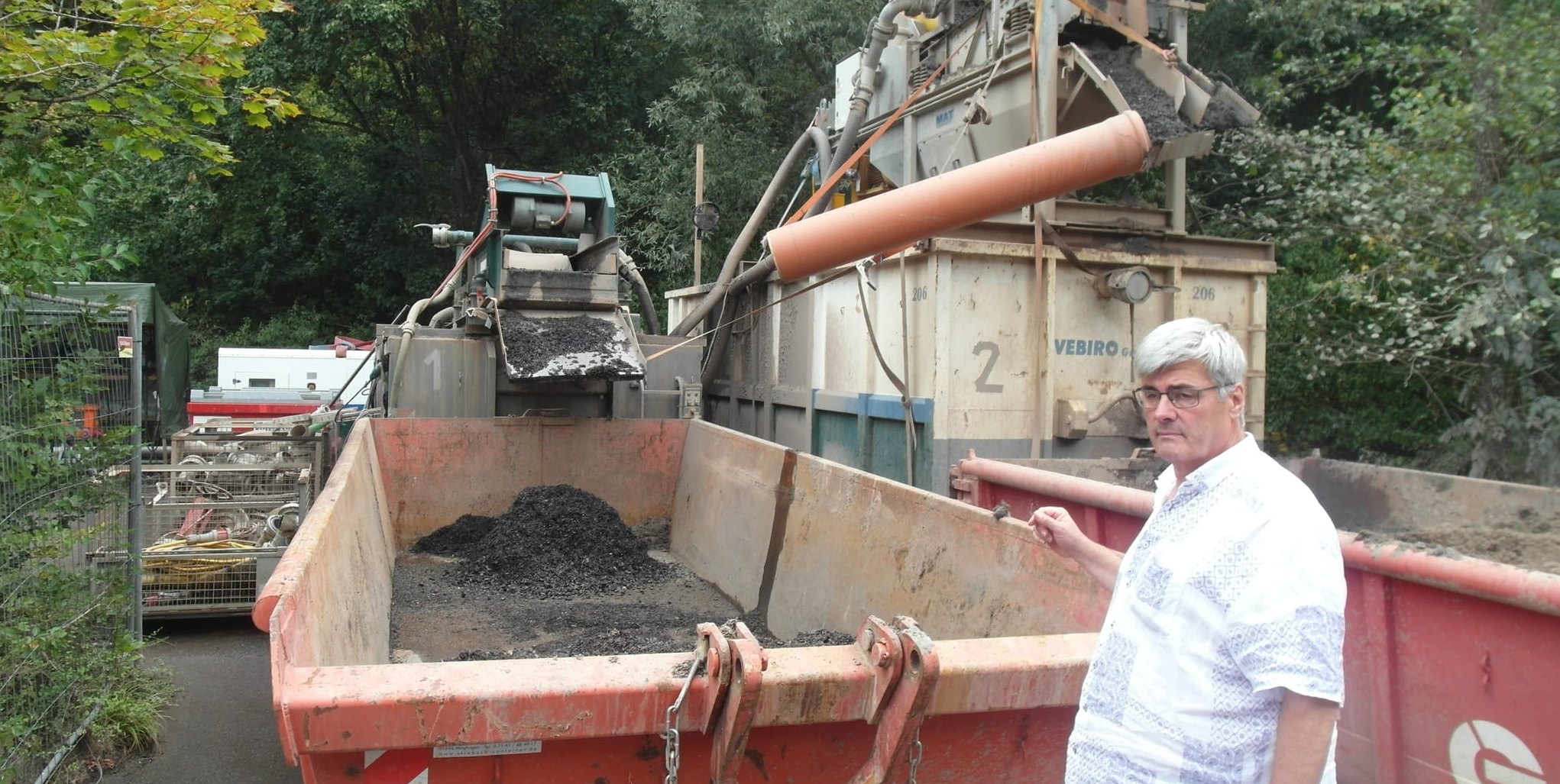 Der Geschäftsführer des Unternehmens Vebiro West, Stefan Brück, erläutert, wie das aus dem Sulzbachbecken abgesaugte Sediment in drei Schritten sortiert wird: kleine Hölzer und Steine, Sand sowie Schlamm.
