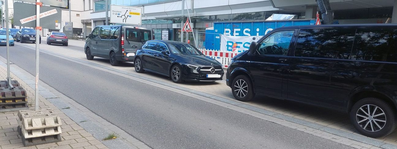 Durch die parkenden Autos ist die Sicht teilweise erheblich behindert.