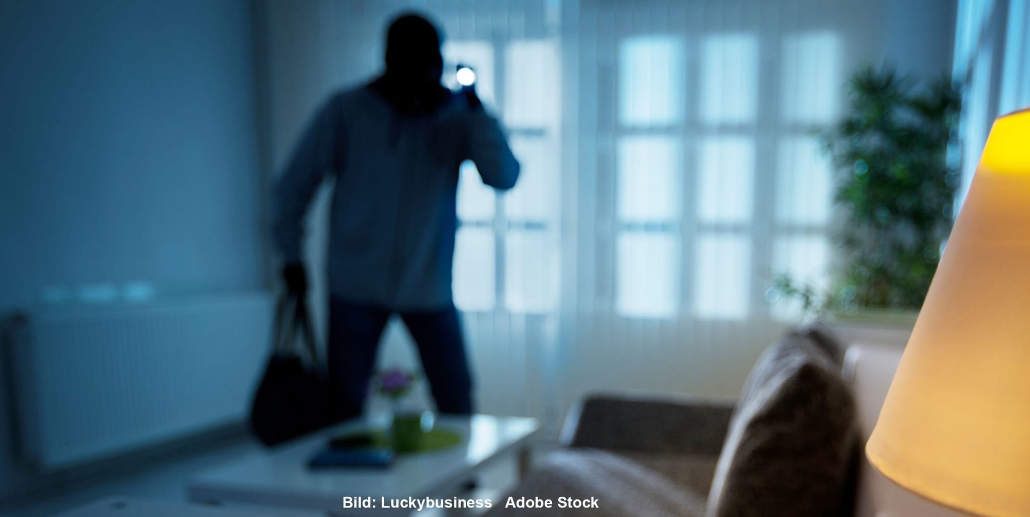 Die Täter erbeuten einen vierstelligen Geldbetrag.