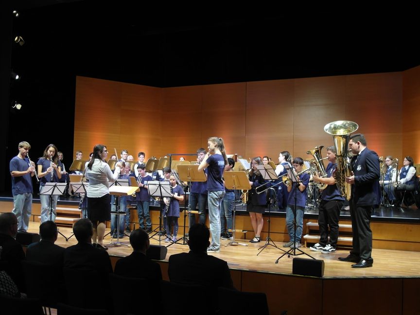 Jugendkapelle und Bläser-Kids der Stadtkapelle Böblingen unter der musikalischen Leitung von Martina Dorner.