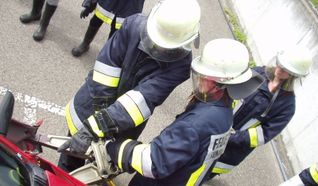 Der Spreizer öffnet Autotüren: Einblick in die Ausbildung in Maichingen.       Bild: z