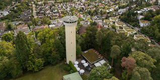 Der Böblinger Wasserturm samt Waldbiergarten bei der Wiedereröffnungsfeier im September 2024.