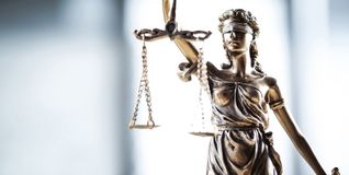 Ohne Ansehen der Person soll Justitia Recht sprechen.