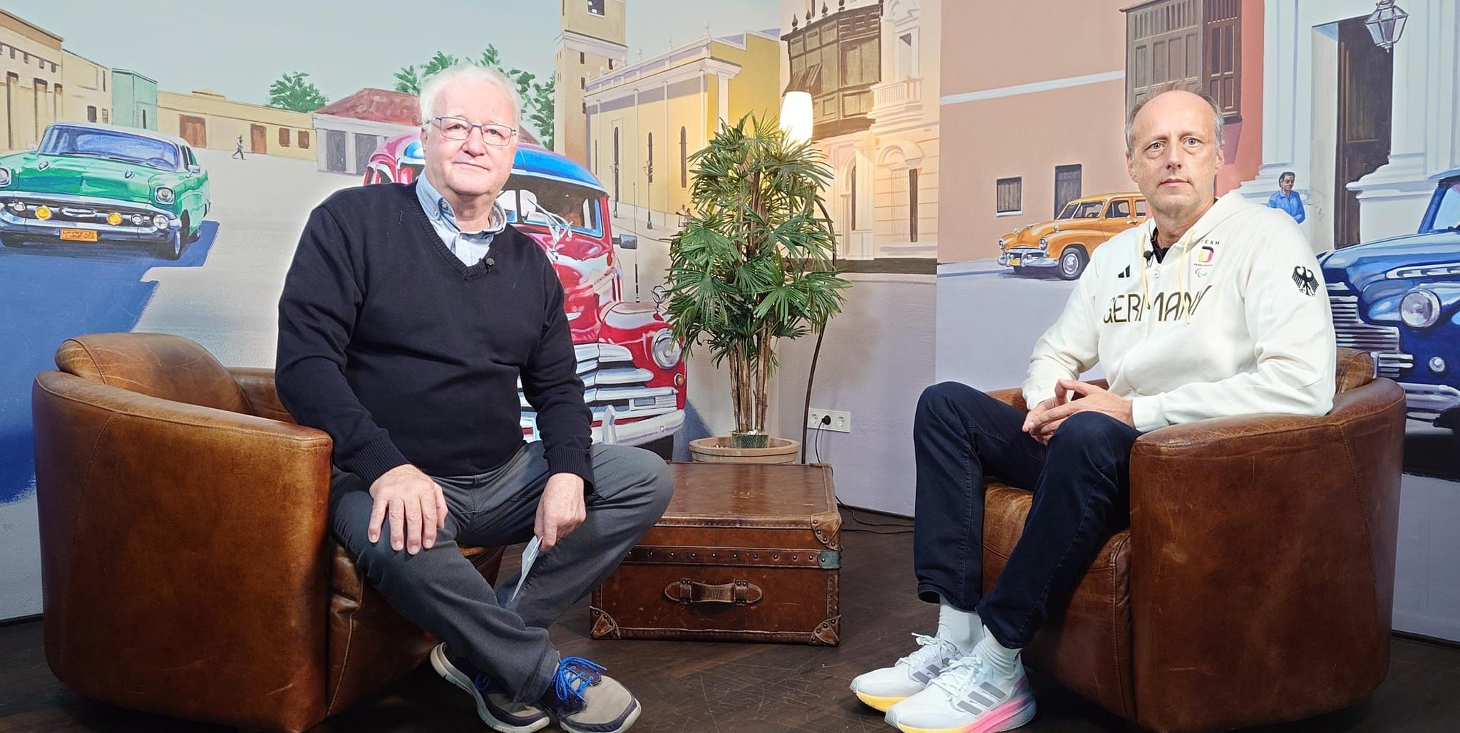 Volker Ziegler (rechts) aus Aidlingen – Lehenweiler ist Bundestrainer der deutschen Para-Nationalmannschaft im Tischtennis. Im Stadtgespräch Böblingen mit Hans-Jörg Zürn (Sindelfinger Zeitung/Böblinger Zeitung) erzählt er von Paris und lenkt den Blick auf besondere Schwierigkeiten.