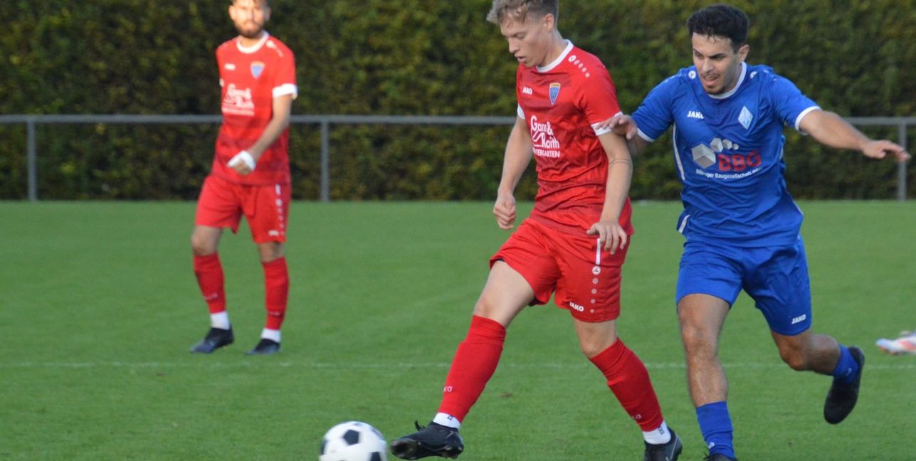 Yannic Lang (Mitte) hat sich rechts hinten festgespielt und hat seinen Platz in der Startelf des TV Darmsheim auch in der Auswärtspartie beim TSV Bernhausen sicher.Bild: Zvizdiç