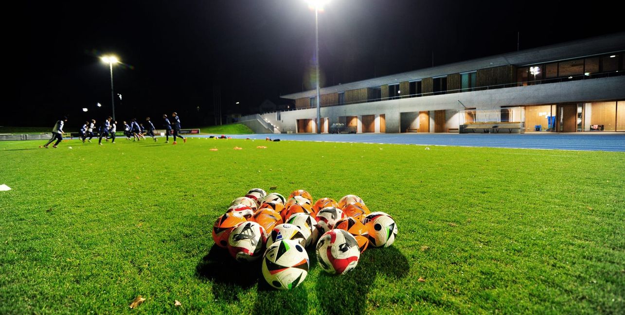 Die Kicker des VfL Sindelfingen haben am Mittwochabend im Floschenstadion trainiert. Im Punktspiel gegen den TV Echterdingen wird es im weiten Rund noch heller. Bild: photostampe