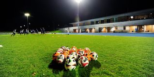 Die Kicker des VfL Sindelfingen haben am Mittwochabend im Floschenstadion trainiert. Im Punktspiel gegen den TV Echterdingen wird es im weiten Rund noch heller. Bild: photostampe