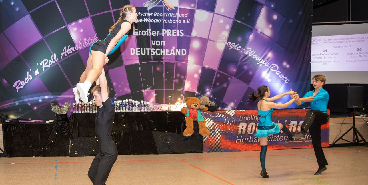 Laura Partenheimer und Moritz Schuster (RRC Around the clock) und Josepha Kohlhauf und Luca Gaffal (RR-Freunde Hausham) zeigen einen schwungvollen Auftritt.	Bild: Nüßle