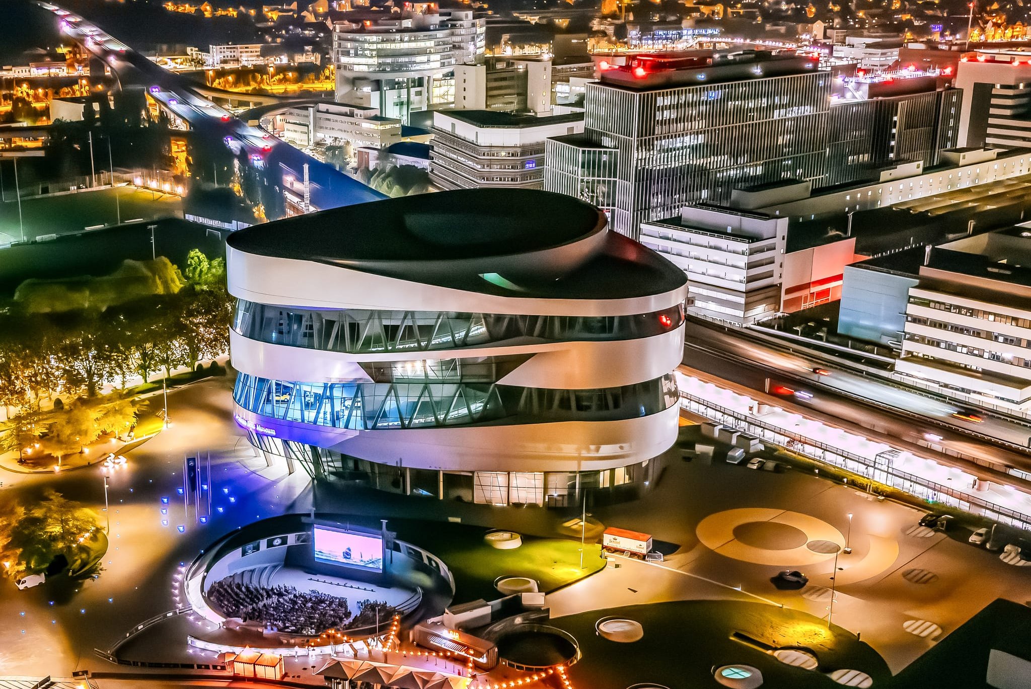Beeindruckende Kulisse: Das Open-Air-Kino am Mercedes-Benz Museum.