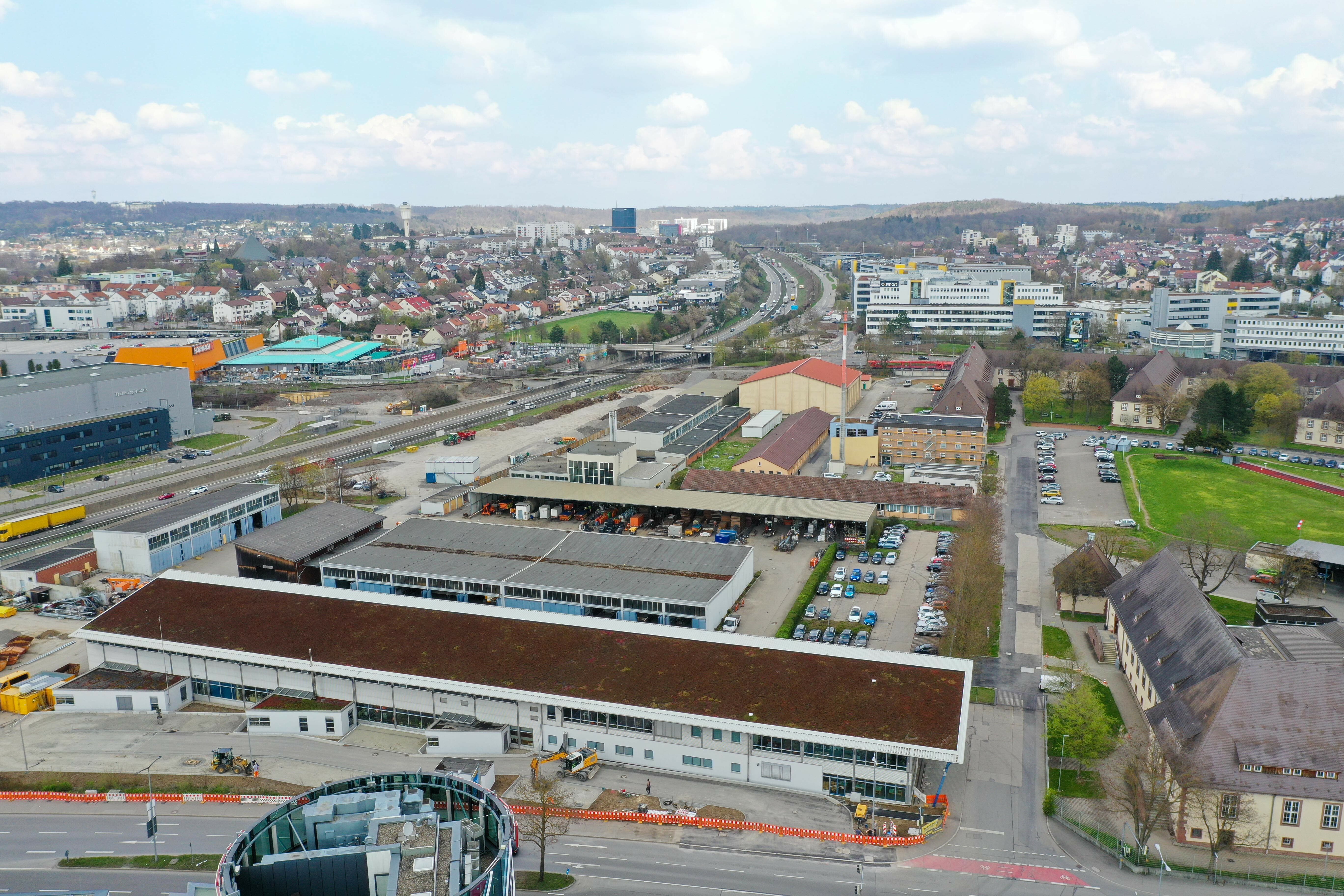 Wegen des Ausbaus der A 81 müssen Technischen Betriebsdienste Böblingen/Sindelfingen 9500 Quadratmeter Fläche ihres Betriebsgeländes abgeben. Um diesen Schwund abzufangen müssen der Bauhof umgebaut und eine 3000 Quadratmeter große Ergänzungsfläche gefunden werden – auch nach drei Jahren Suche ein schwieriges Unterfangen. Bild: Dettenmeyer
