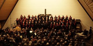 Michael Kuhn dirigierte das Requiem-Konzert in der Sindelfinger Johanneskirche.