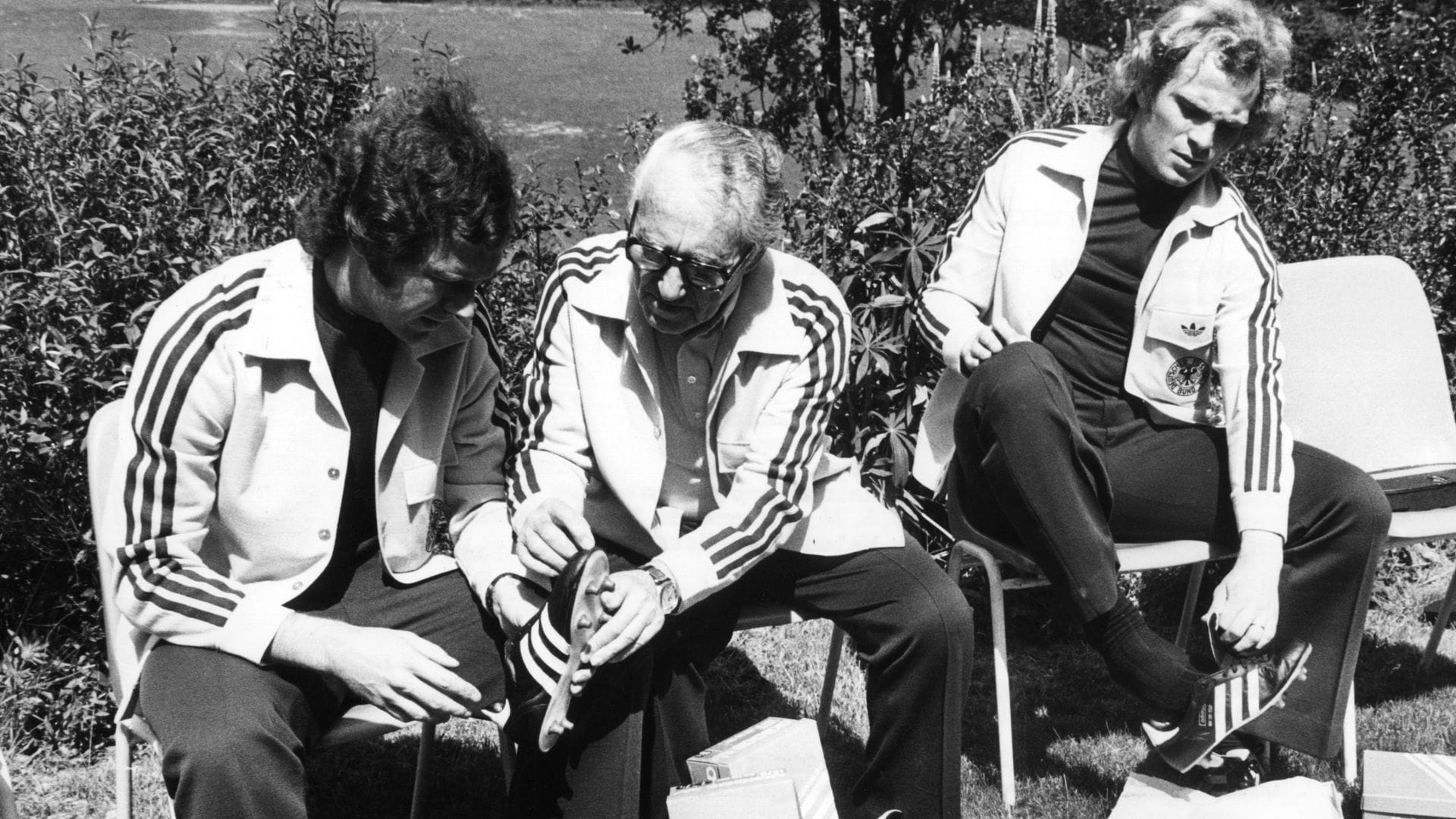 Adi Dassler (Mitte) galt lange Zeit als Pionier der Sportschuh-Welt. Das von ihm gegründete Unternehmen Adidas wird 75 Jahre alt. (Archivbild)