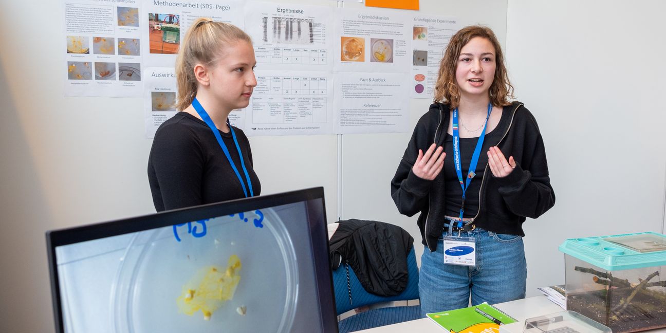 Saskia Böttinger und Rebekka Hörner vom Gymnasium Unterrieden wurden mit ihrer Arbeit über Schleimpilze Regionalsieger in der Kategorie „Biologie“.