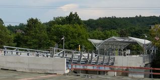 Nur Busse dürfen über die provisorische Brücke.
