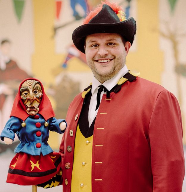 Tobias Forstenhäusler ist der neue Zunftmeister der Narrenzunft Weil der Stadt. Das kleine Hexle darf nicht fehlen.