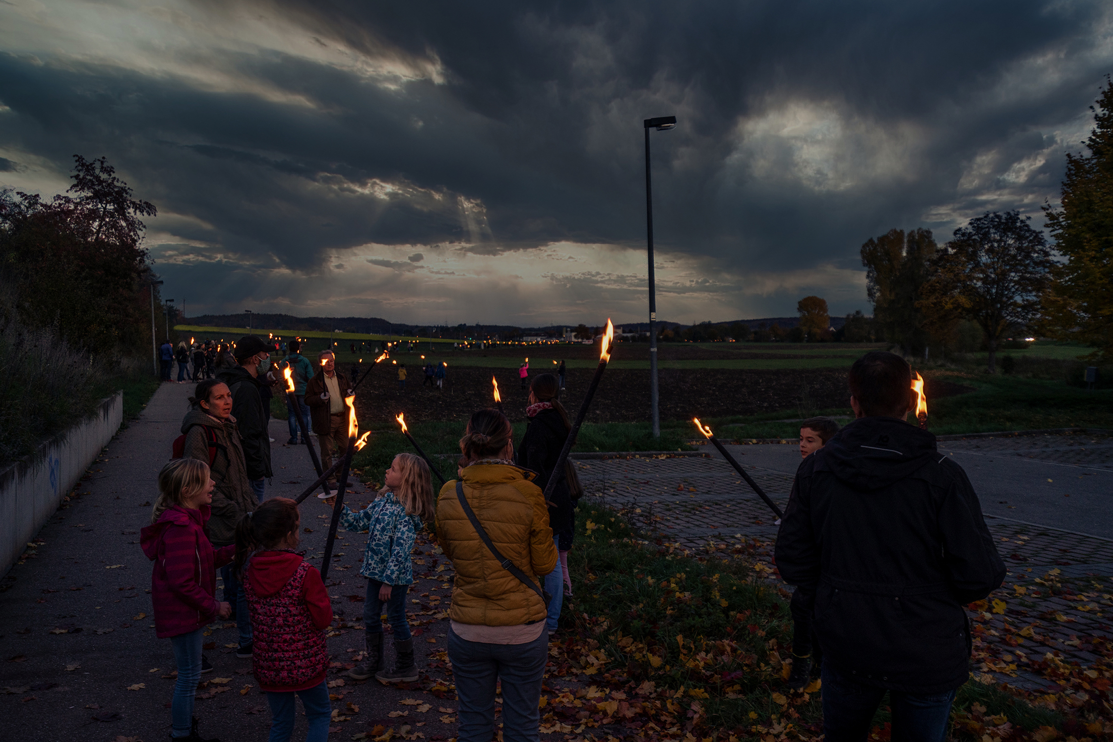 Mit einem Fackellauf machten viele Menschen auf die Arbeit des Vereins Palliativ-Care-Teams aufmkerksam. Bild: Richter