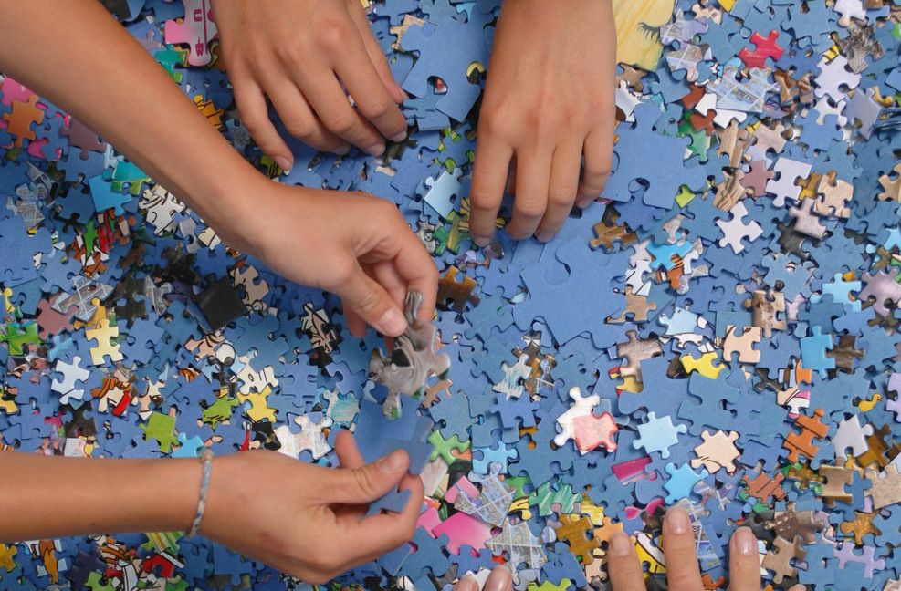 Puzzeln  beruhigt offenbar Kinder und Erwachsene, vermutet man beim Spielehersteller Ravensburger. Dort kommt man mit der Produktion kaum nach. Foto: &nbsp;