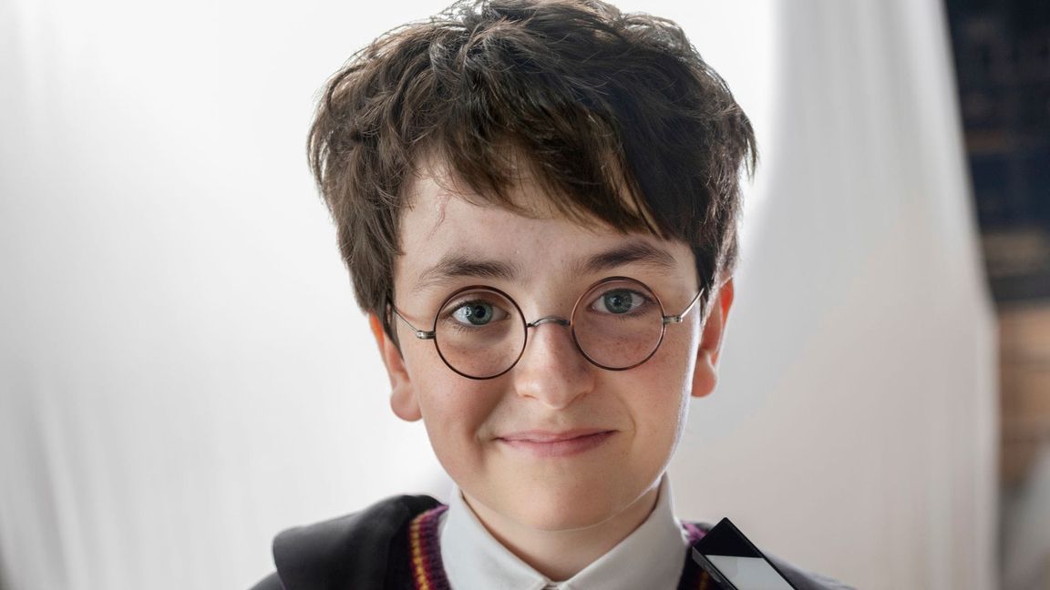 Dominic McLaughlin spielt Harry Potter.