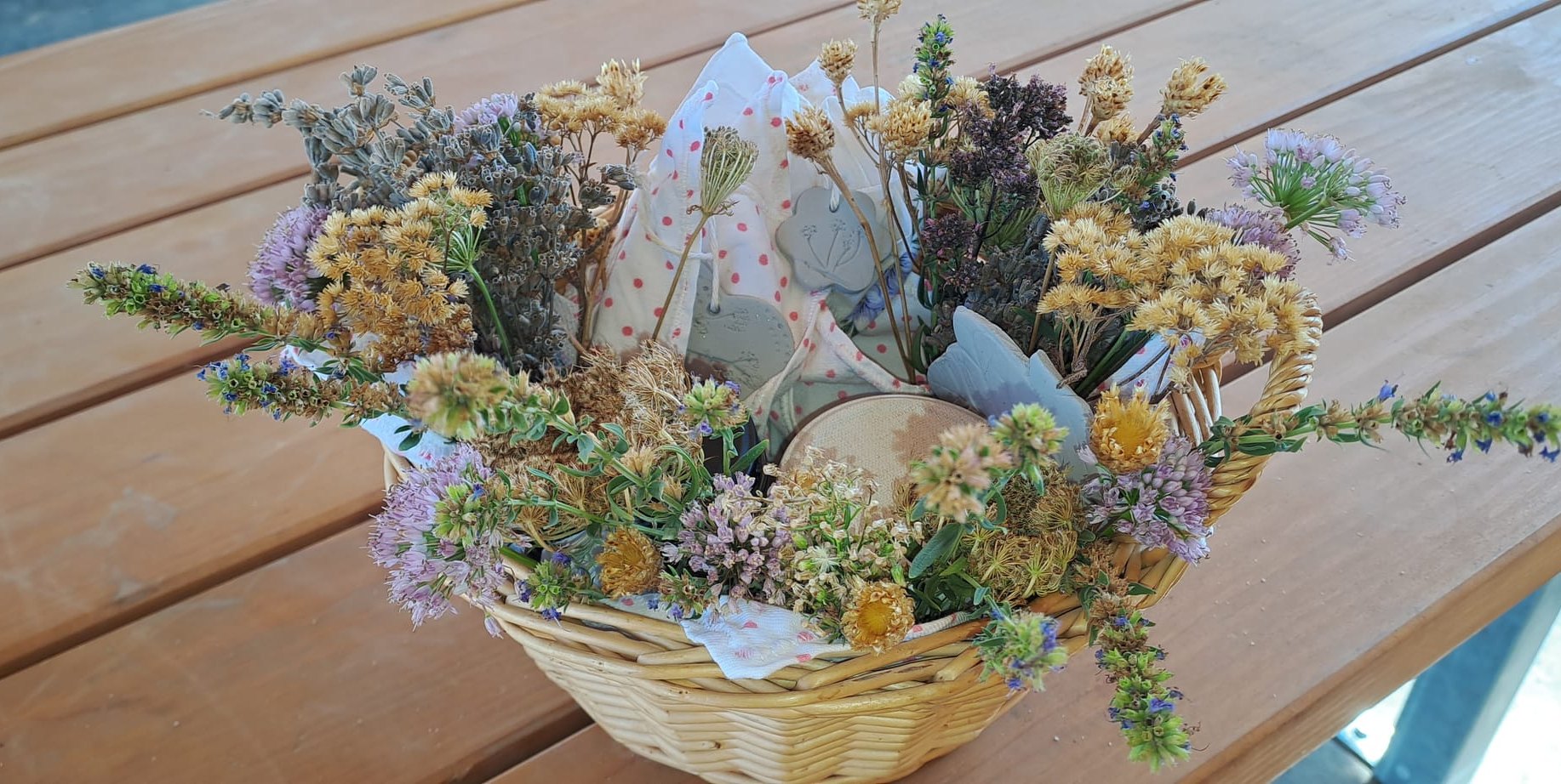 Getrocknete Wildblumen werden hier mit allen Sinnen erfahrbar: Lavendel im Tuch lädt zum Riechen ein, Abdrücke in Modelliermasse machen die Pflanzenstrukturen sichtbar und fühlbar.