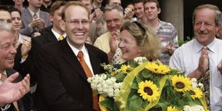 Am 27. Mai 2001 wählt Sindelfingen Dr. Bernd Vöhringer zum neuen Oberbürgermeister. Mit 32 Jahre ist er der jüngste OB Deutschlands.