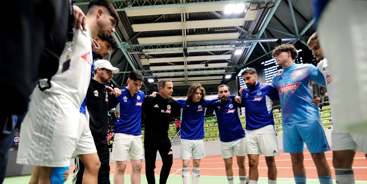 Arm in Arm bis inhs Finale. Der VfL Sindelfingen spielt eine starke Jubiläums-Gala im Glaspalast.