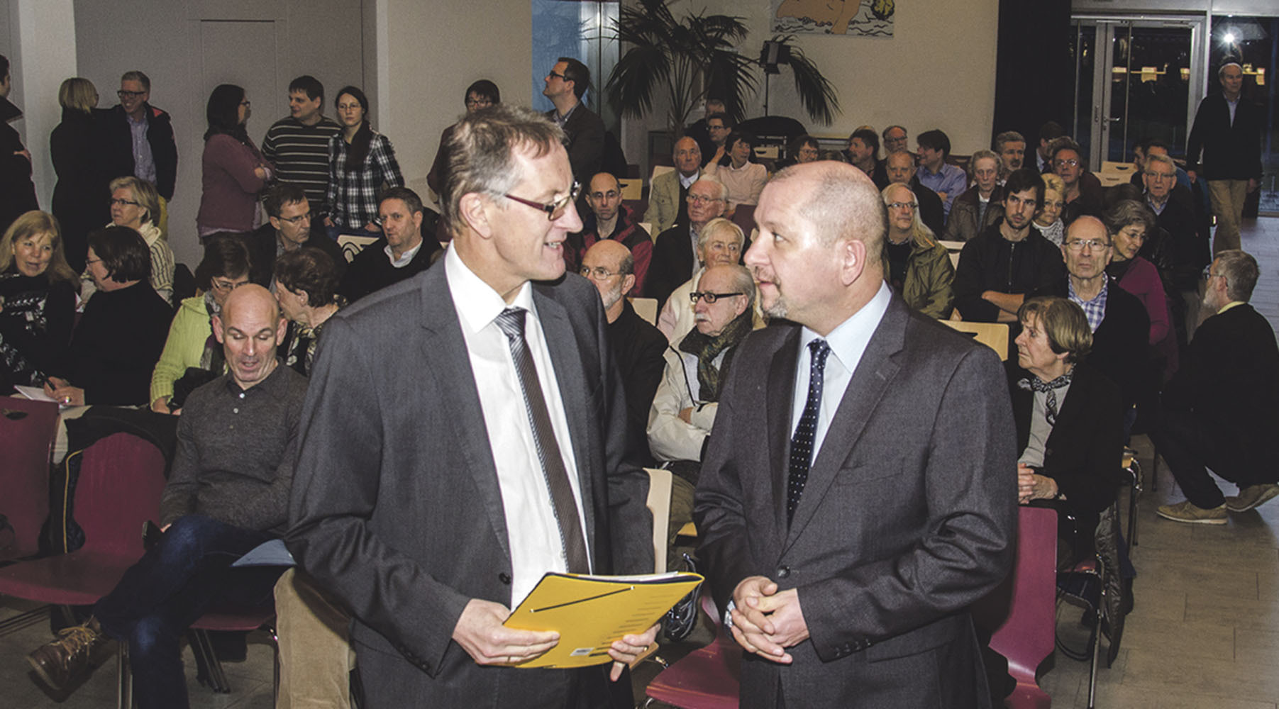 Professor Dr. Ralph Watzel (rechts) und seinem Team vom Landesamt haben gemeinsam mit Landrat Roland Bernhard (links) das Gutachten vorgestellt. Bild: Nüßle