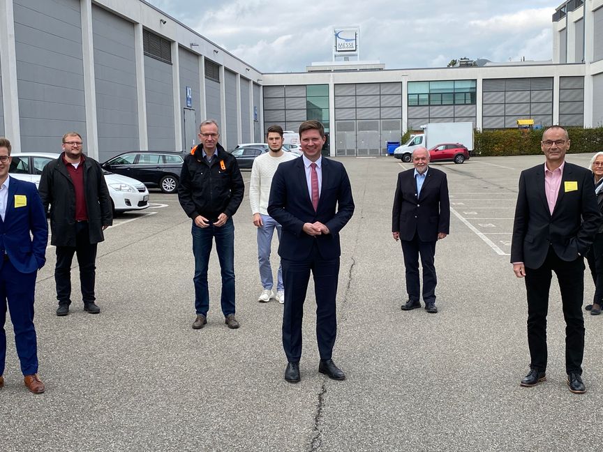 Dr. Florian Toncar (Mitte) und der FDP-Kreisvorsitzende Hans-Dieter Scheerer (rechts) mit weiteren Delegierten aus dem Kreis Böblingen bei der Landesvertreterversammlung in Friedrichshafen. Bild: z