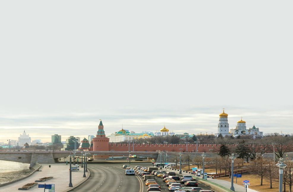 In Moskau stehen Menschen stundenlang in Einkaufszentren an.