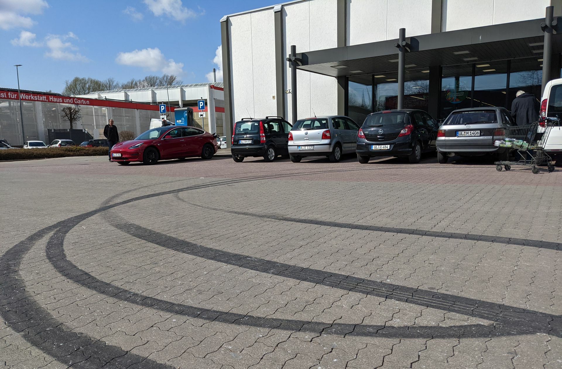 Spuren eines Posertreffens auf einem Ulmer Supermarktparkplatz. Montags morgens guckt die Kundschaft verdutzt. Foto: /Bäßler