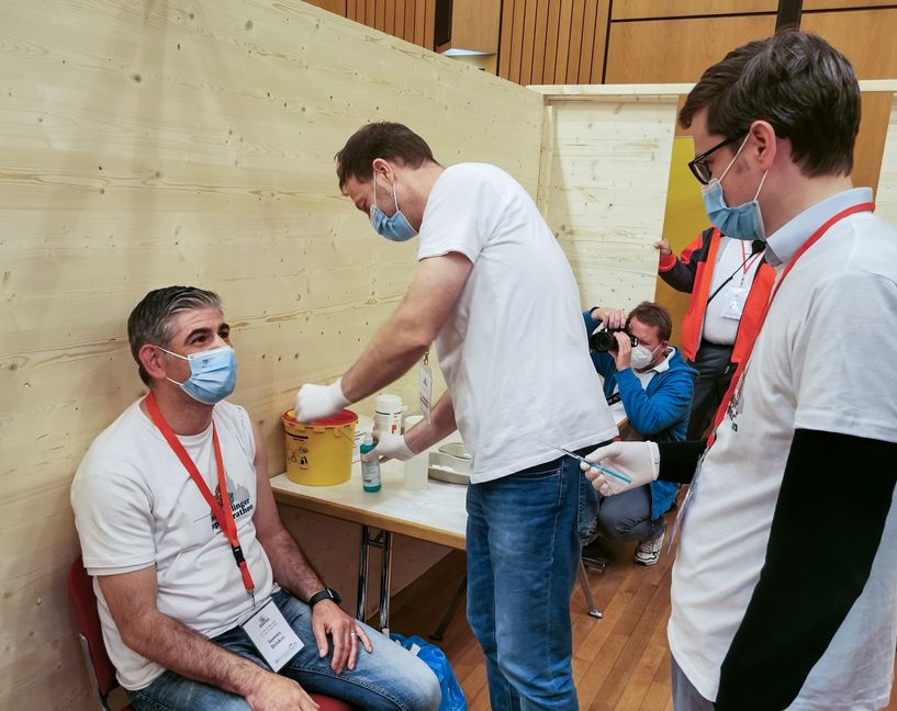 Bürgermeister Ioannis Delakos beim Holzgerlinger Impf-Marathon
