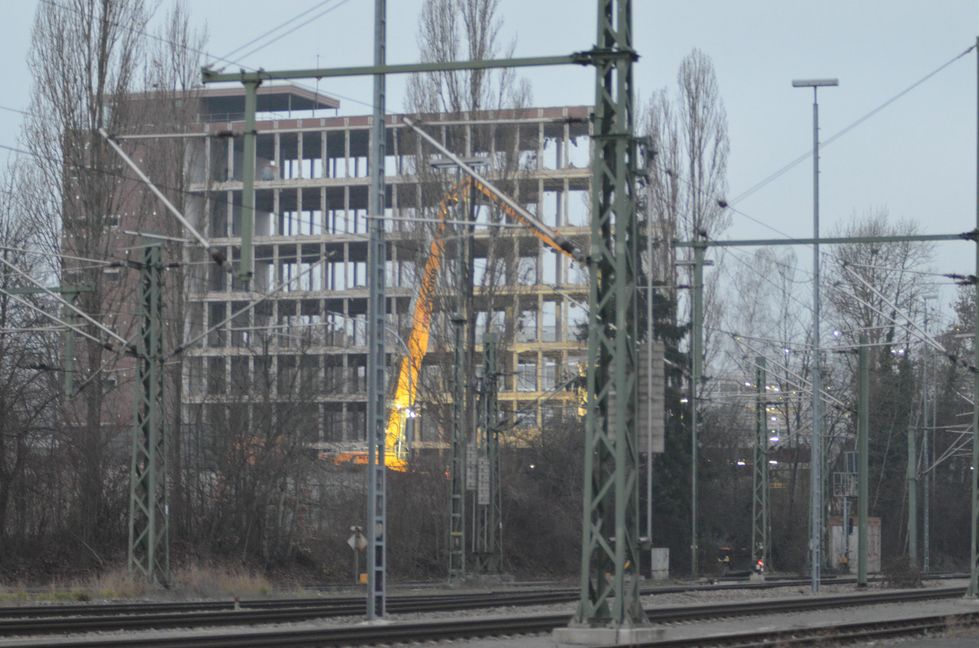 Eine Ära geht zu Ende: das
bisherige Verwaltungsgebäude des Sindelfinger Werks wird abgerissen. (Bild: z)