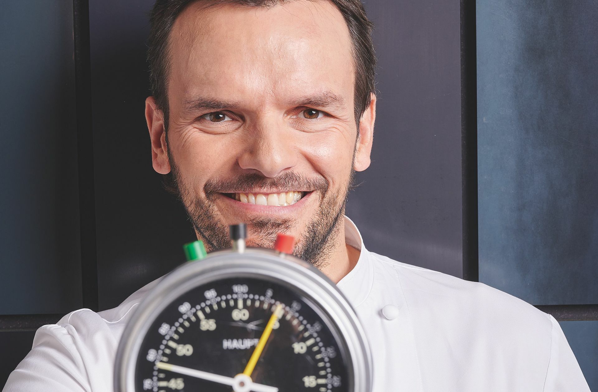 Die Stoppuhr zeigt, bei TV-Koch Steffen Henssler geht es schnell zu. Er möchte mit seinen Rezepten inspirieren und zeigen, dass auch Anfänger gutes Essen zubereiten können. Foto: Frank von Wieding