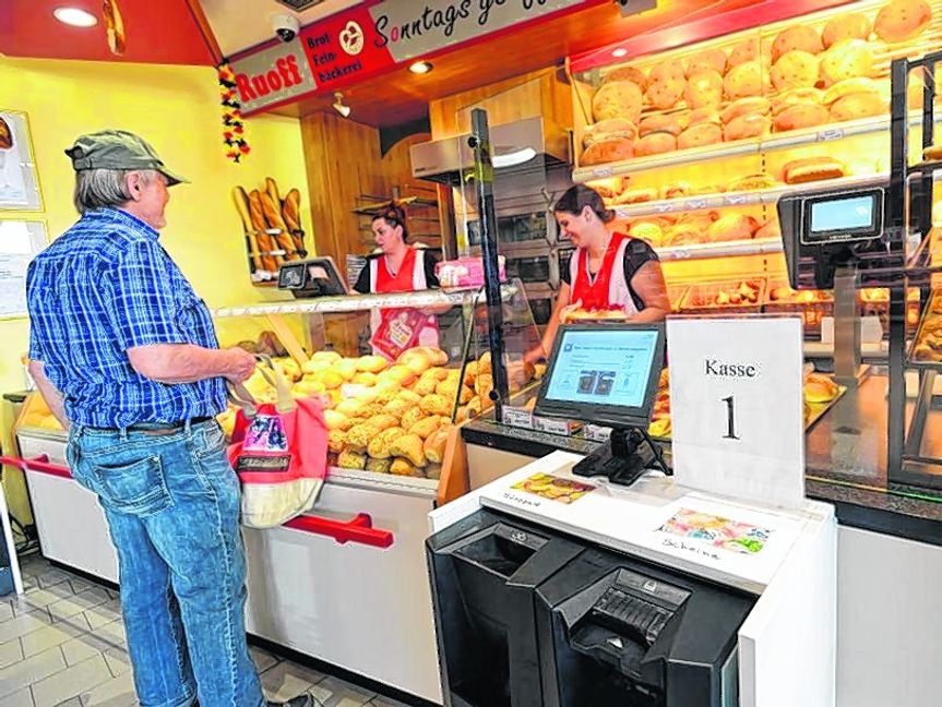 Unkompliziertes Bezahlen ist an den Kassenautomaten bei der Bäckerei Ruoff im Maichinger Vietz-Markt möglich. Bild: Stampe