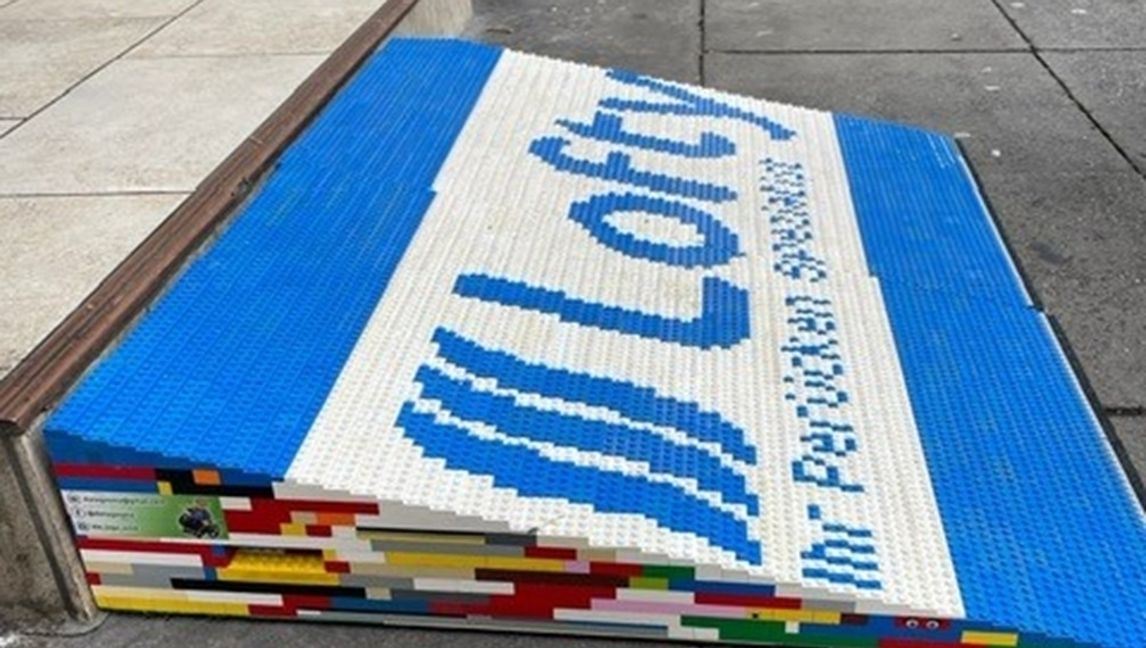 In Stuttgart gab es sie bereits, die Rollstuhl-Rampen aus Legosteinen: Um mit diesem Hilfsmittel auch hier mehr Barrierefreiheit zu ermöglichen, sammelt die Initiative „Helfen statt Hamstern“ Legos, um daraus selbst Rampen zu basteln. Bild: z