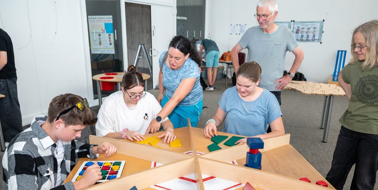 Almut Oehrle und Bernd und Sabine Schray vom Buntstift Sindelfingen zeigen, wie aus Teilen eine Pyramide entsteht.