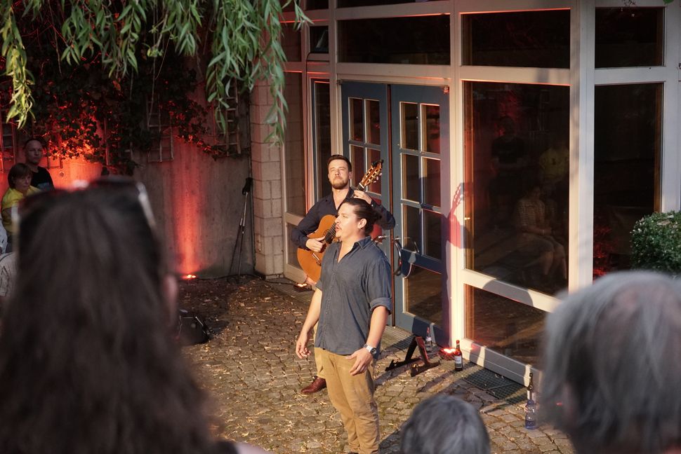 Sänger Bryan Benner und Gitarrist Václav Fuksa im Amphitheater der SMTT beim Neapel-Abend im Rahmen des Sindelfinger Liedfestivals. Bild: Heiden