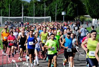 Startschuss im Waldstadion. Am Anfang laufen alle noch zusammen, erst im Wald zieht sich das Feld auseinander. Bild: photostampe