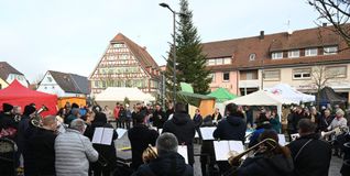 Der Musikverein beim musikalischen Auftakt des Magstadter Adventsmarkts. Zur musikalischen Unterhaltung trugen auch die Schule und der Posaunenchor bei. Der Weihnachtsbaum auf dem Marktplatz wie auch der vor dem Seniorenheim wurde von Susann Rotter-Renz gespendet.