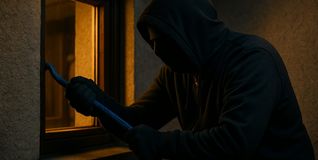 Ein Einbrecher hebelt ein Fenster auf.	Bild: ChatGPT