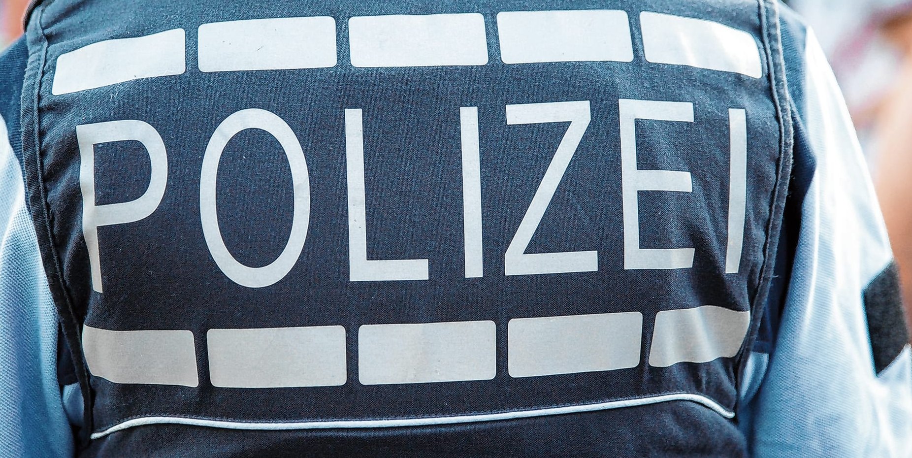 Ein 46-Jähriger hat am Dienstagabend am Oberen See in Böblingen einen Polizeibeamten angegriffen und verletzt.